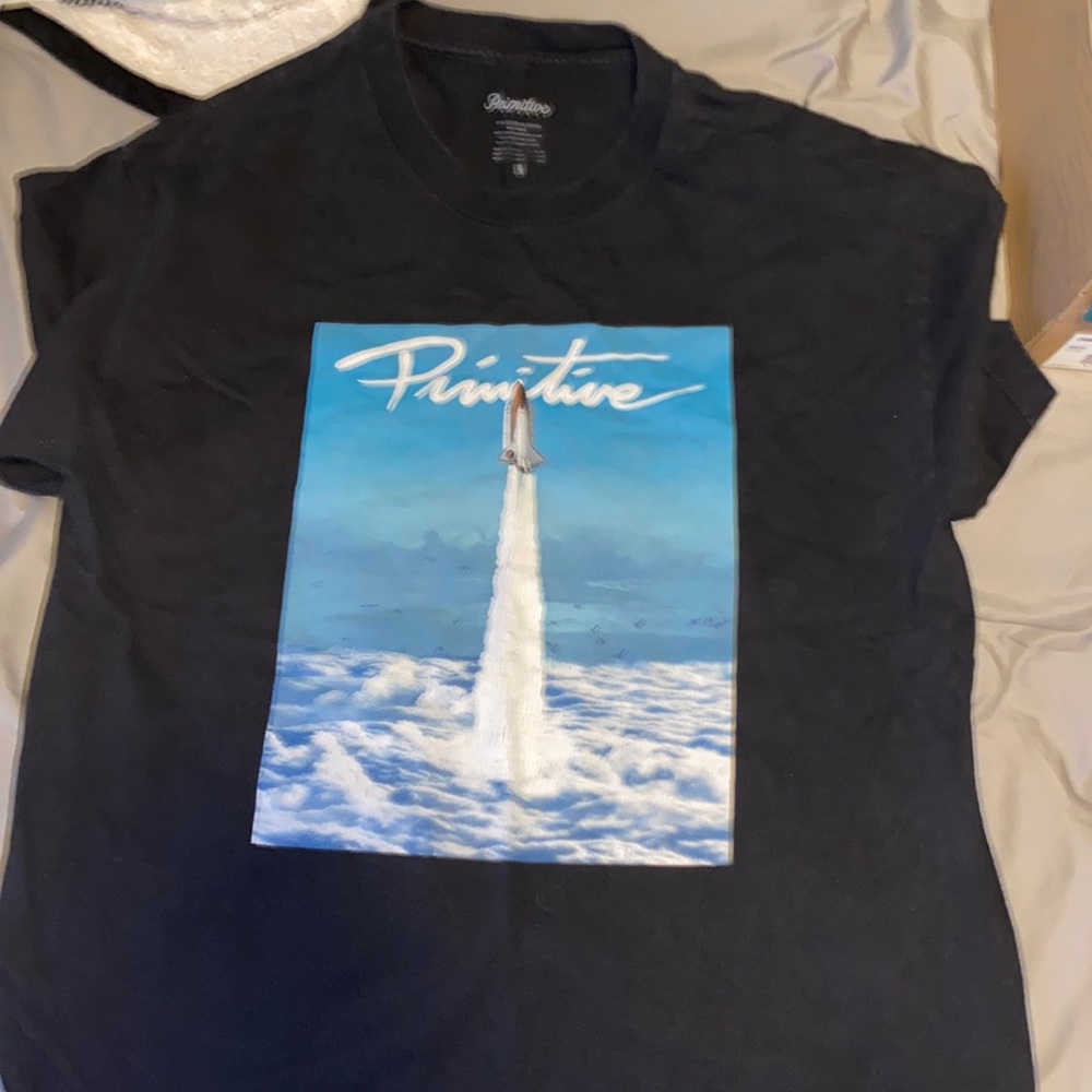 Black Primitive rocket tee size L